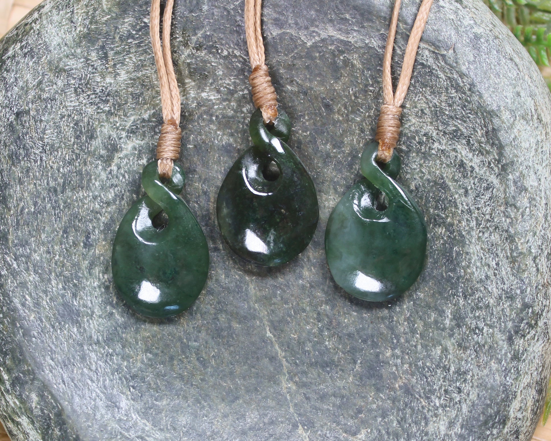 Twist or Pikorua Pendant carved from Kawakawa Pounamu - NZ Greenstone