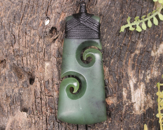 Hapopo Pounamu Toki with Koru