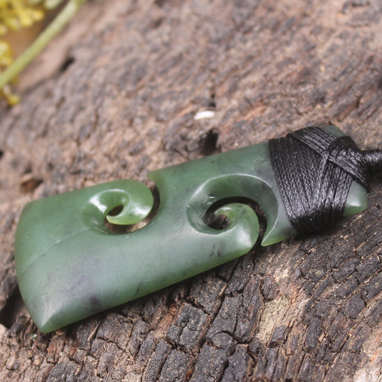 Hapopo Pounamu Toki with Koru