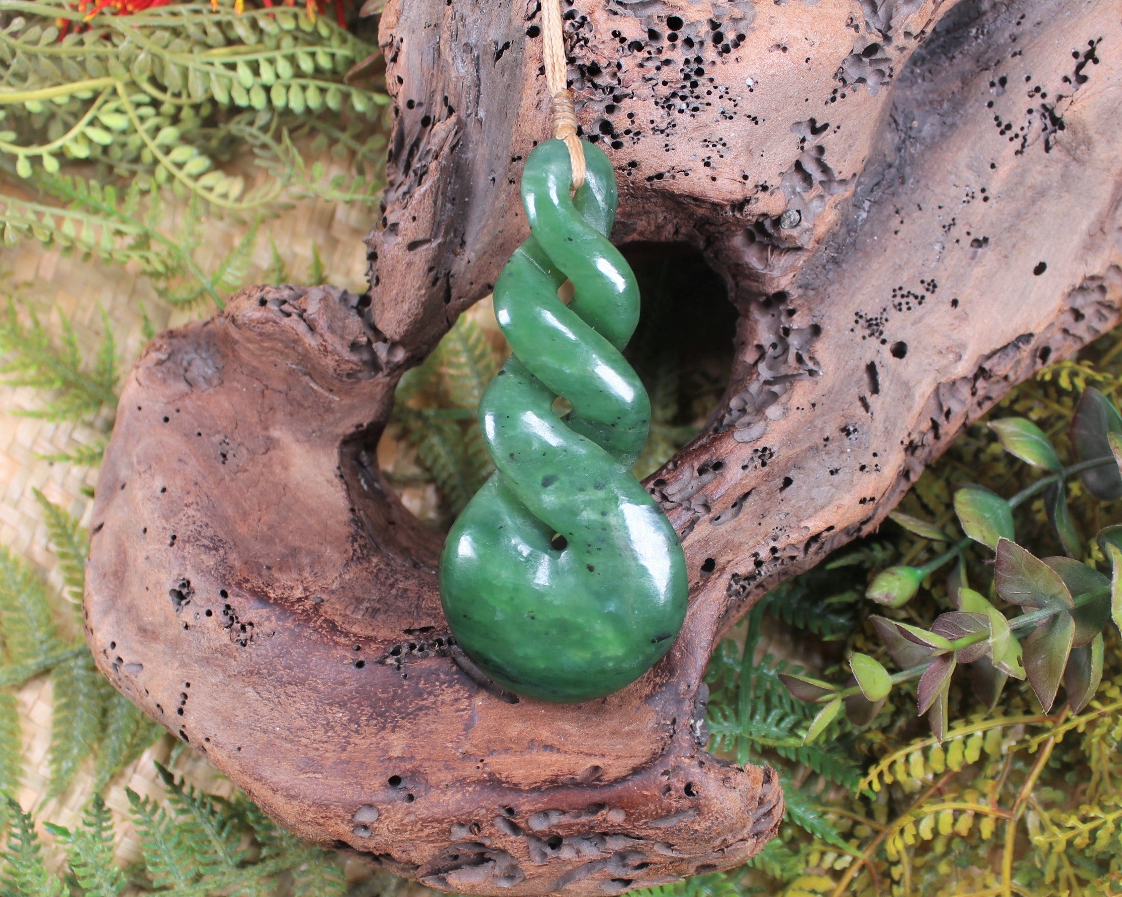 Twist or Pikorua carved from Hapopo Pounamu - NZ Greenstone