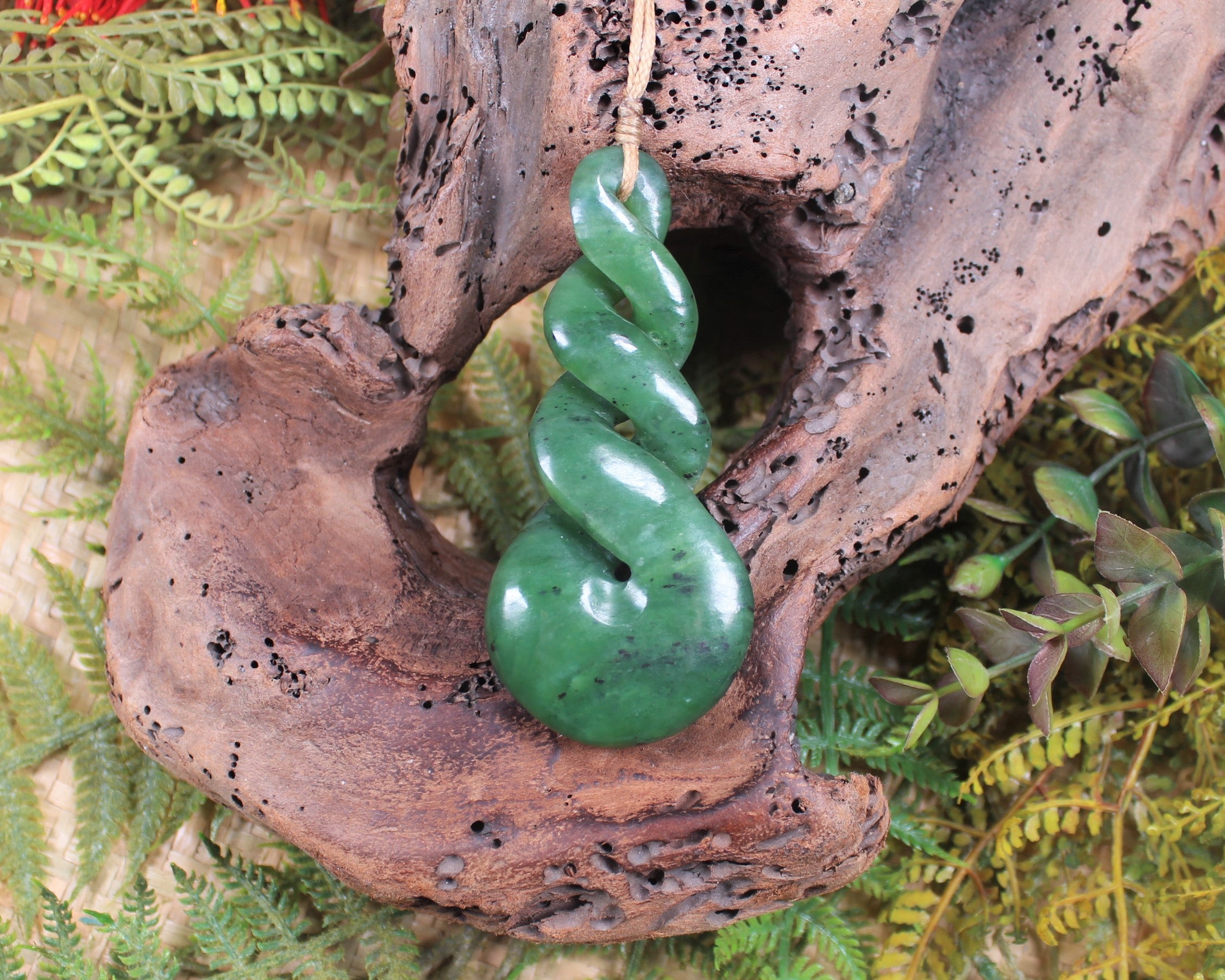 Twist or Pikorua carved from Hapopo Pounamu - NZ Greenstone