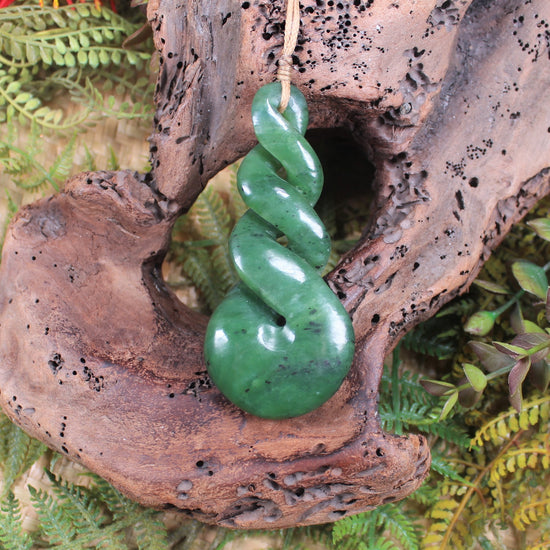 Twist or Pikorua carved from Hapopo Pounamu - NZ Greenstone