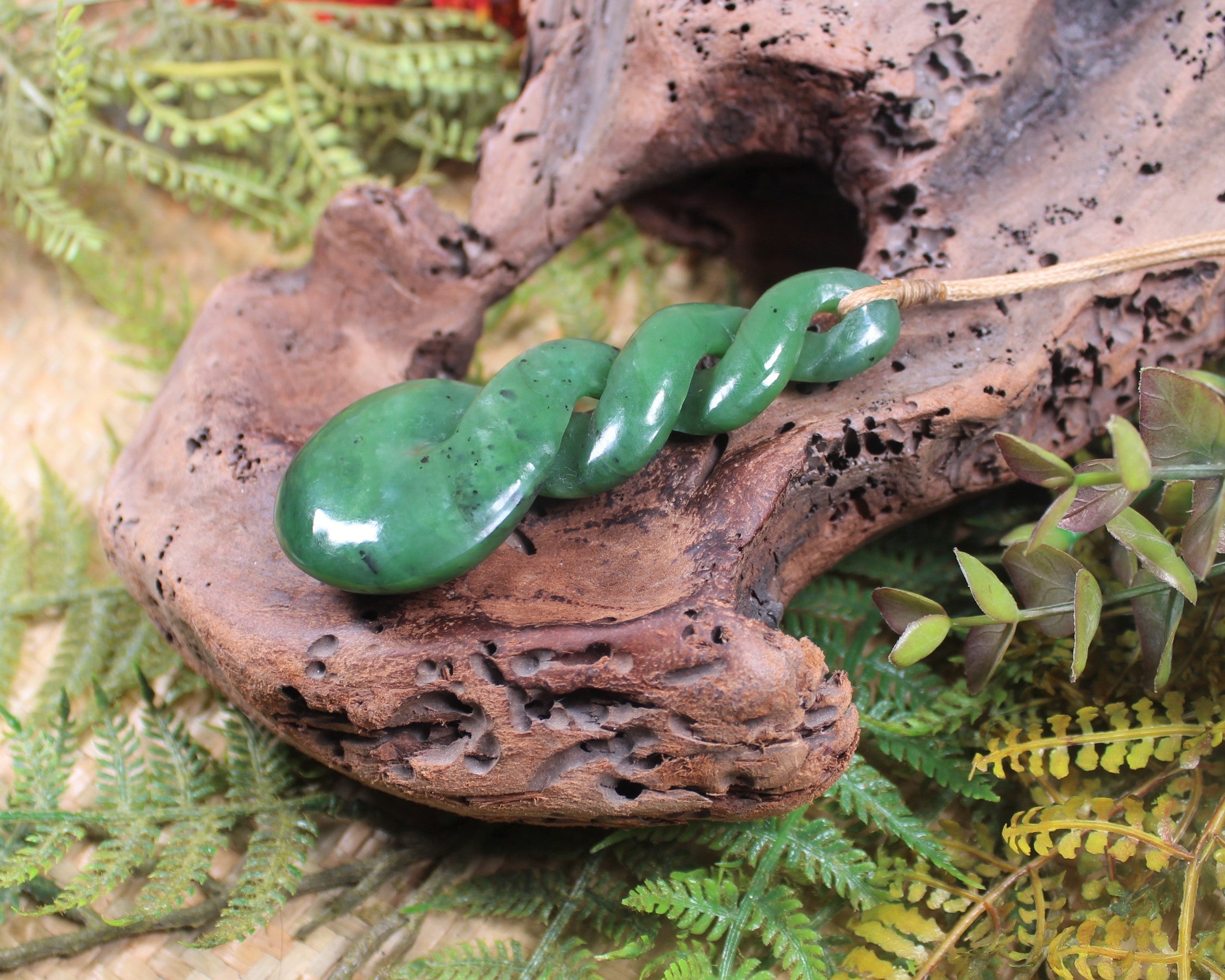 Twist or Pikorua carved from Hapopo Pounamu - NZ Greenstone