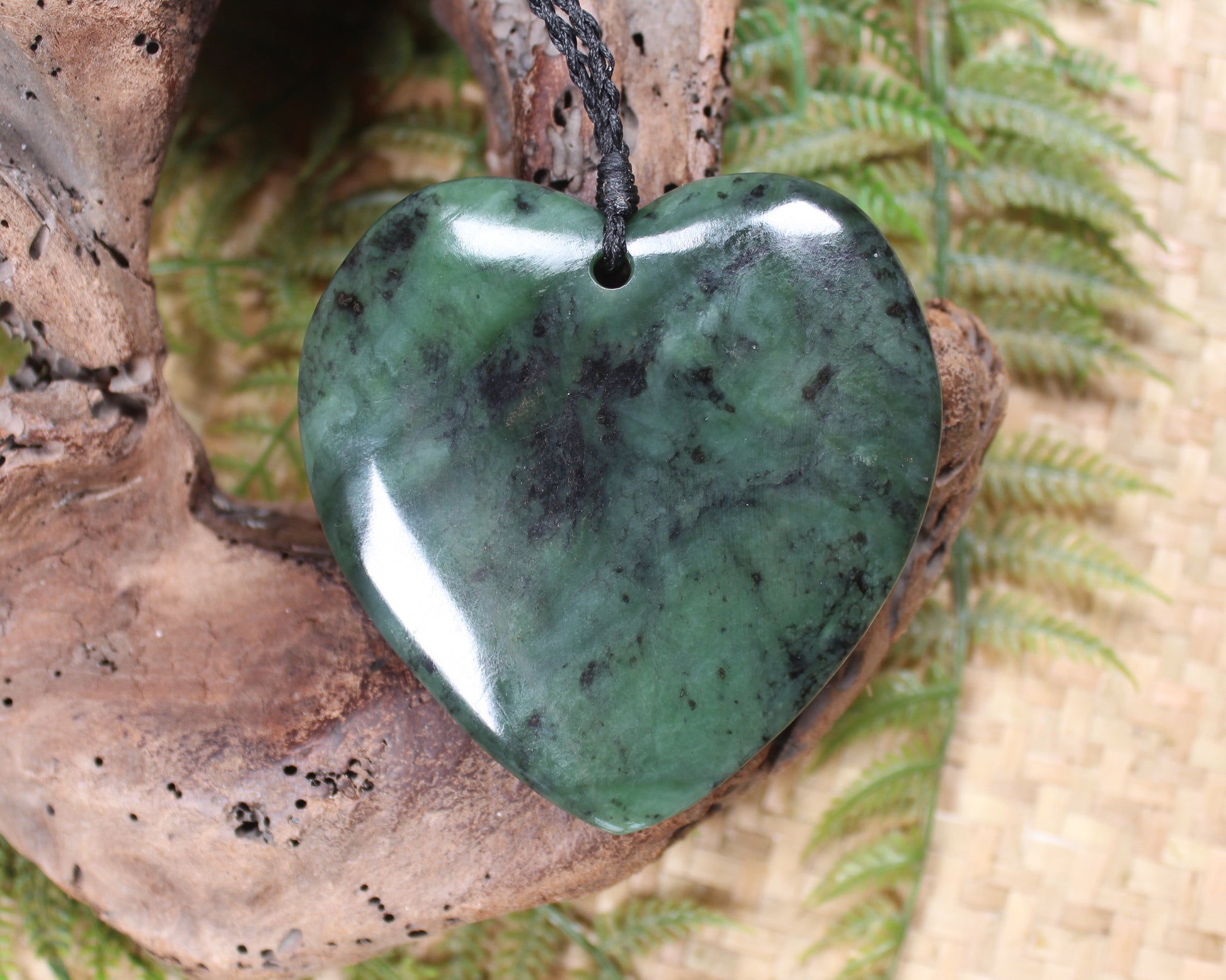 Hapopo Pounamu Heart Pendant - NZ Greenstone
