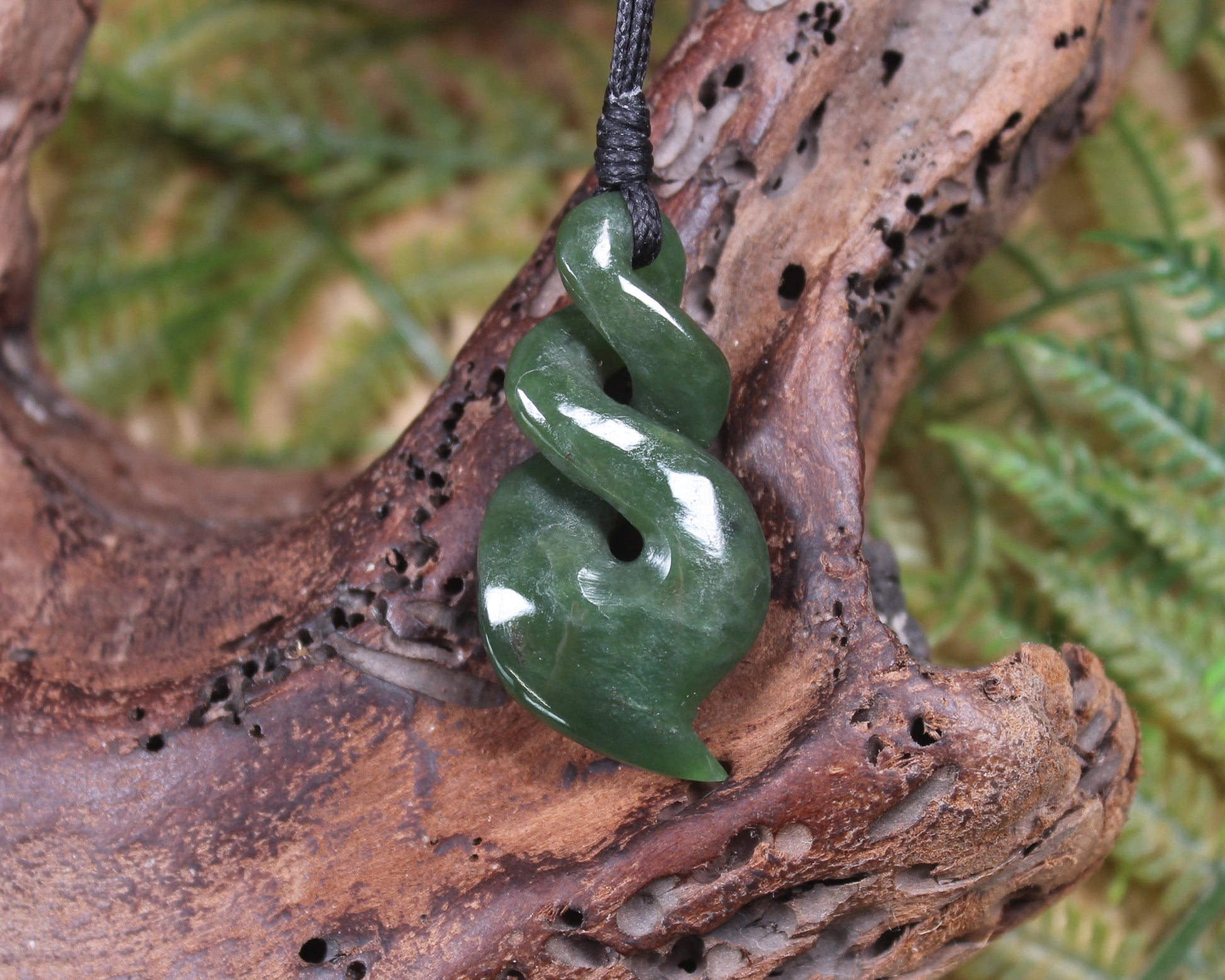 Twist or Pikorua carved from Hapopo Pounamu - NZ Greenstone