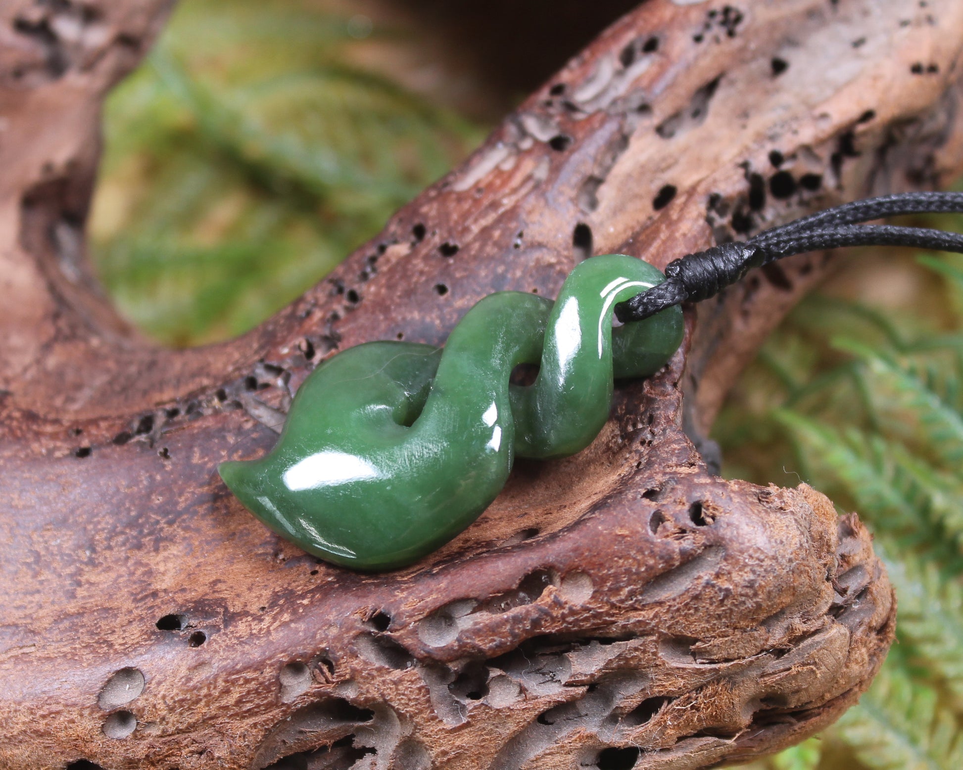 Twist or Pikorua carved from Hapopo Pounamu - NZ Greenstone