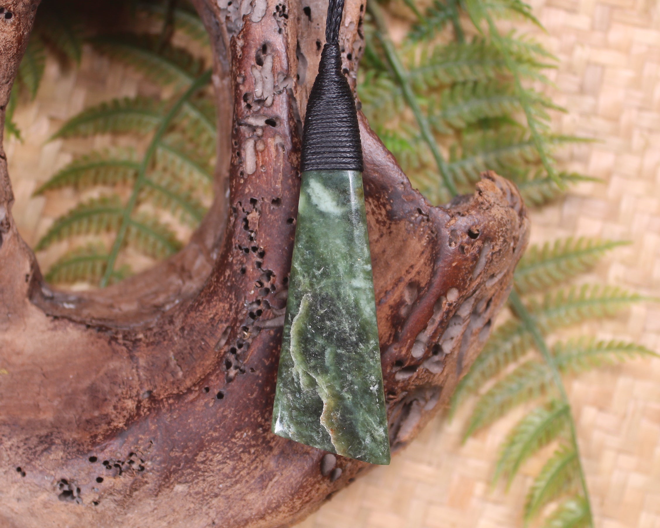 NZ Greenstone Medium Toki Pendant (BC990) Hapopo Pounamu