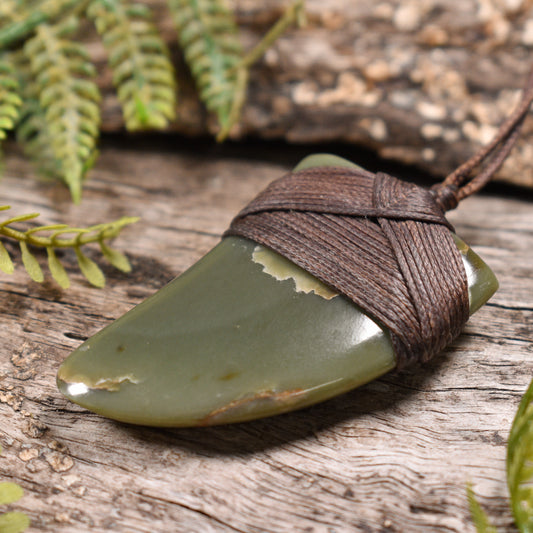 NZ Greenstone Small Niho Taniwha Tooth Pendant (BE586) Kokopu Pounamu