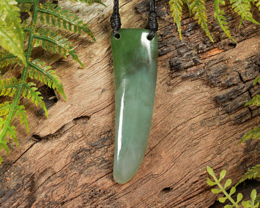 NZ Greenstone Medium Niho Taniwha Tooth Pendant (BE587) Hapopo Pounamu