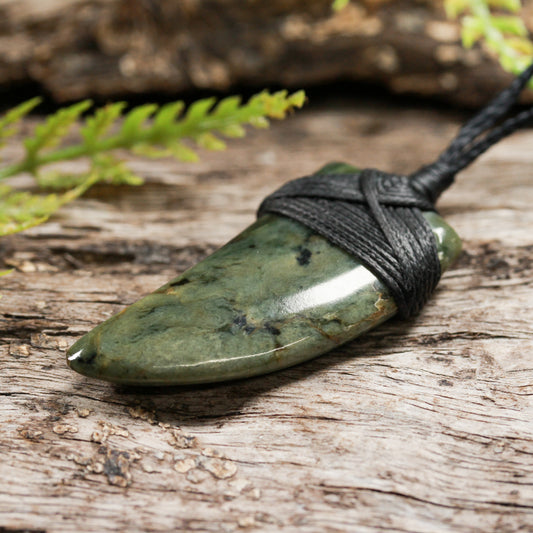 NZ Greenstone XSmall Niho Taniwha Tooth Pendant (BE594) Rimu Pounamu