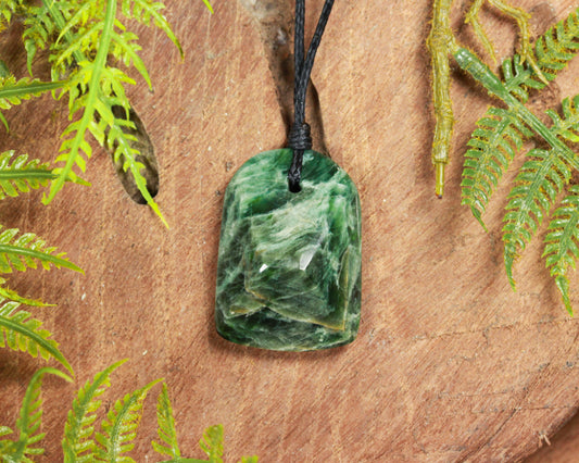 NZ Greenstone XSmall Toki Pendant (BE633) Kawakawa Pounamu