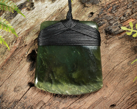 NZ Greenstone Medium Toki Pendant (BE667) Kawakawa Pounamu
