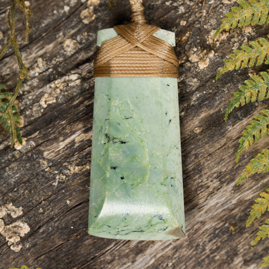NZ Greenstone Medium Toki Pendant (BE838) Kawakawa Pounamu