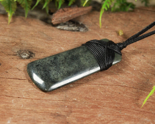 NZ Serpentine Small Toki Pendant (BM100)