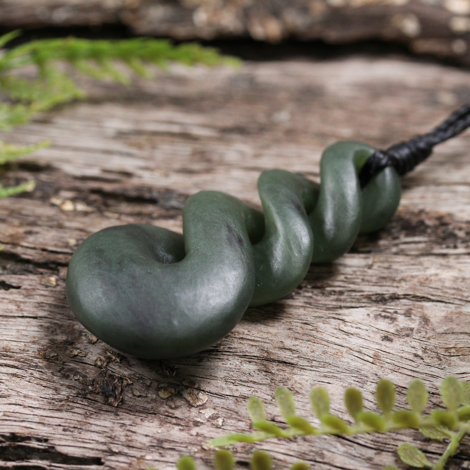 NZ Greenstone Medium Twist Pendant Rimu Pounamu