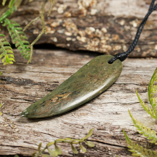 NZ Greenstone Medium Niho Taniwha Tooth Pendant (BT701) Rimu Pounamu