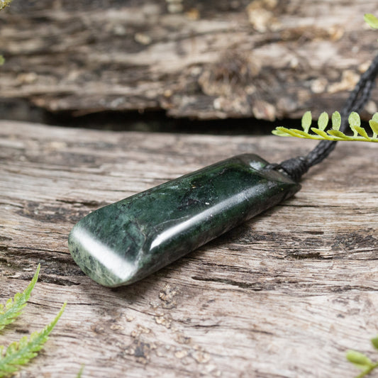 NZ Greenstone Small Toki Pendant Kawakawa Pounamu