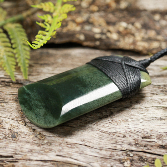 NZ Greenstone Medium Toki Pendant (BW319) Kawakawa Pounamu