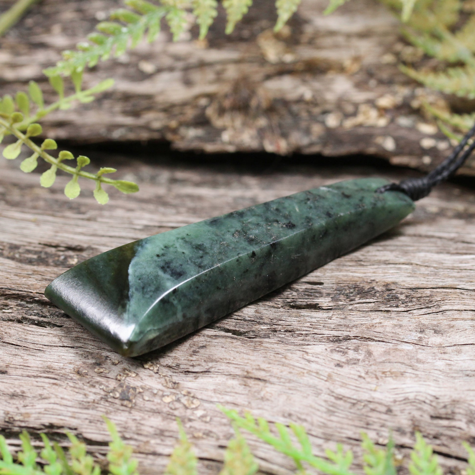 NZ Greenstone Medium Toki Pendant Inanga Pounamu