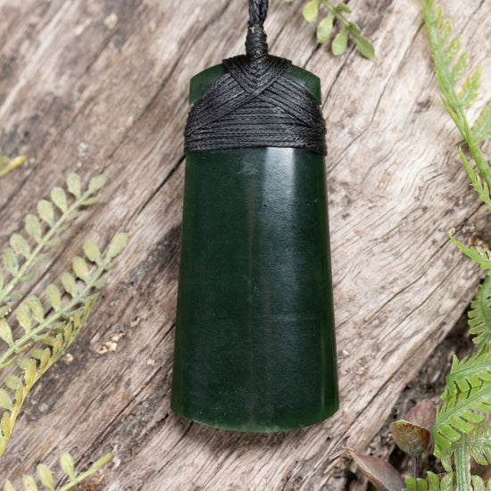 NZ Greenstone Medium Toki Pendant Kawakawa Pounamu
