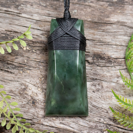 NZ Greenstone Medium Toki Pendant Kawakawa Pounamu