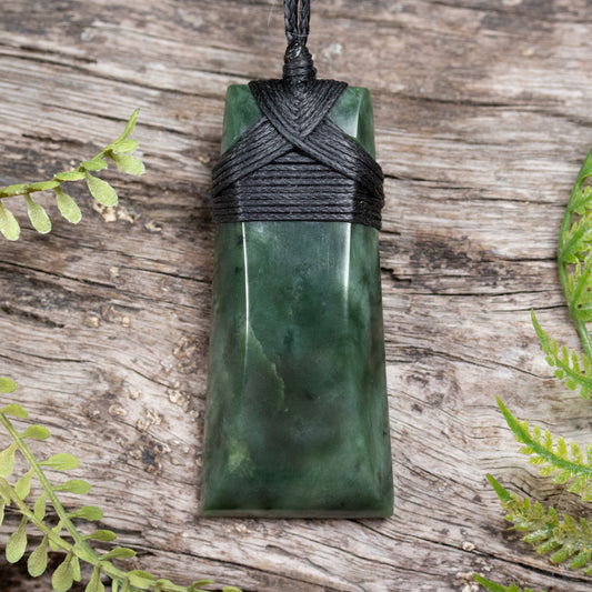 NZ Greenstone Medium Toki Pendant Kawakawa Pounamu