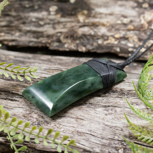 NZ Greenstone Medium Toki Pendant Kawakawa Pounamu