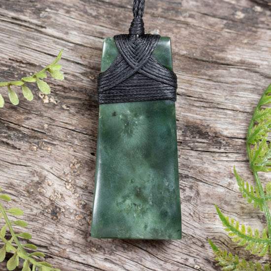 NZ Greenstone Medium Toki Pendant Kawakawa Pounamu