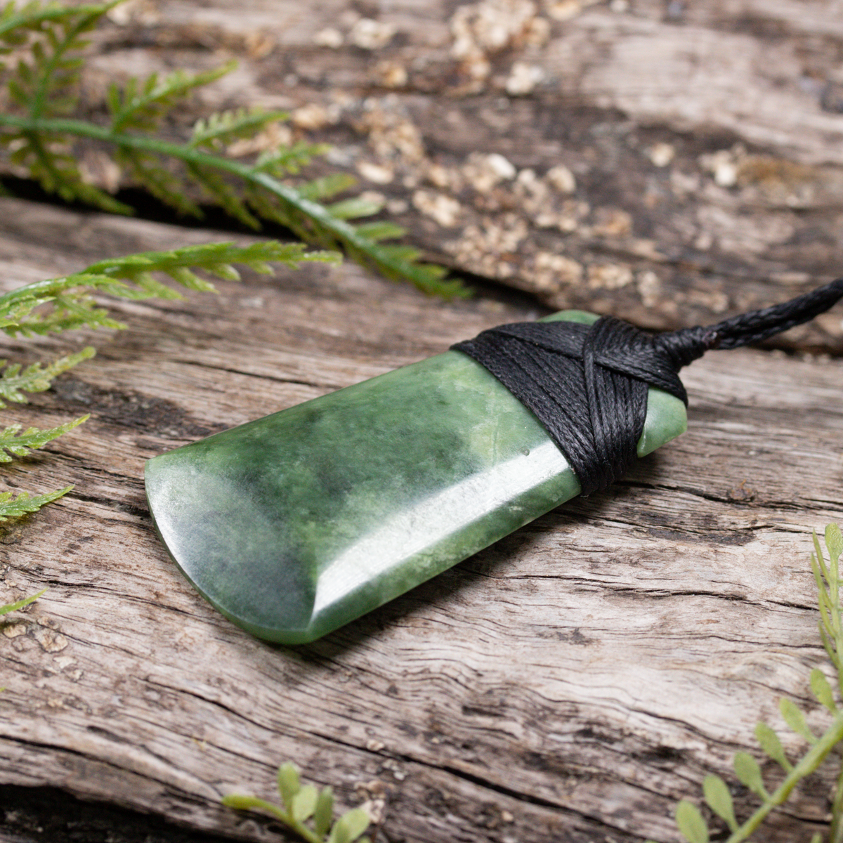 NZ Greenstone Small Toki Pendant Kawakawa Pounamu