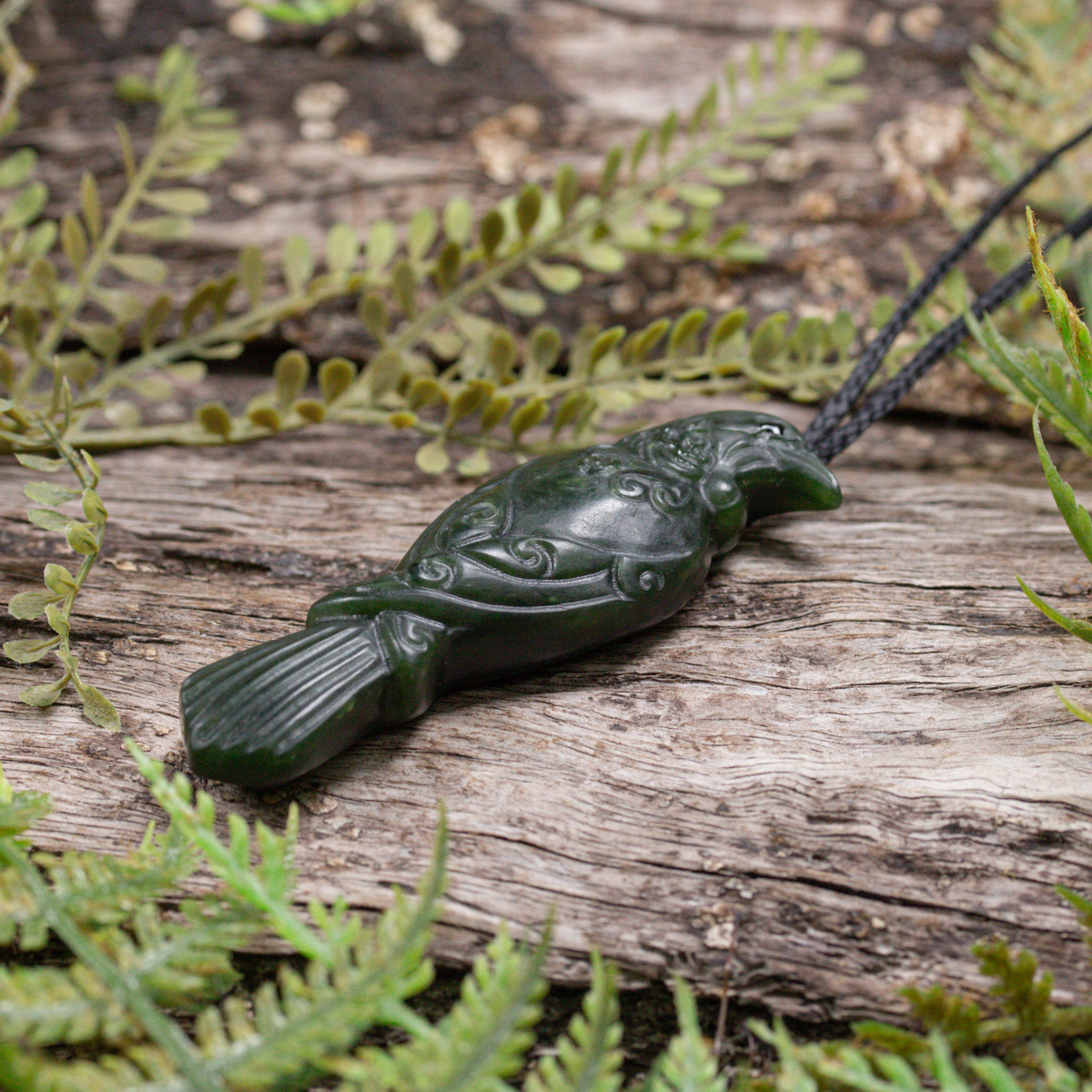 NZ Greenstone Medium Tūī Pendant Kawakawa Pounamu