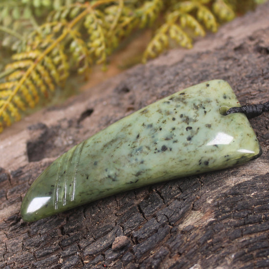 Flower Jade Pounamu Tooth pendant - NZ Greenstone