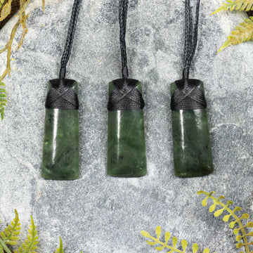 NZ Greenstone XSmall Toki Pendant (BW001) Kawakawa Pounamu
