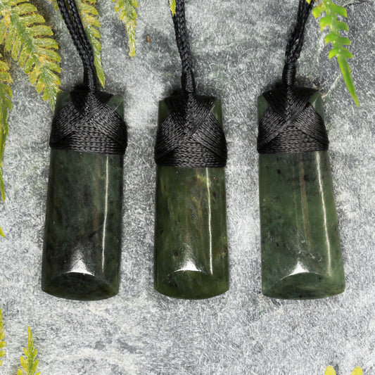 NZ Greenstone XSmall Toki Pendant (BW491) Kawakawa Pounamu