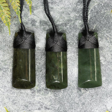 NZ Greenstone XSmall Toki Pendant (BW492) Kawakawa Pounamu