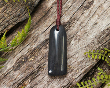 NZ Black Pakohe Argillite Small Freeform Toki Pendant (BN581)