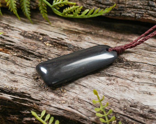 NZ Black Pakohe Argillite Small Freeform Toki Pendant (BN581)