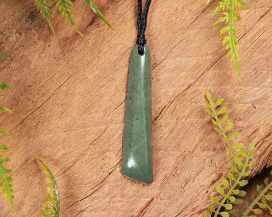 NZ Pakohe Argillite Small Freeform Toki Pendant (BN587)