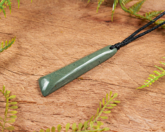 NZ Pakohe Argillite Small Freeform Toki Pendant (BN587)