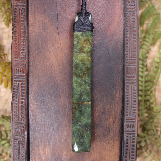 Hapopo Pounamu Toki - NZ Greenstone