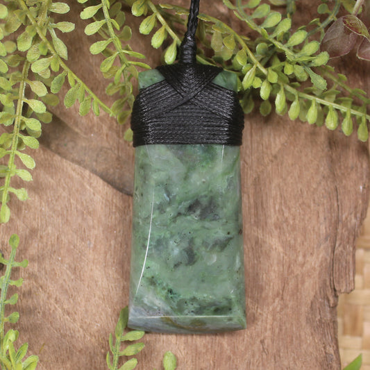 Hapopo Pounamu Toki - NZ Greenstone