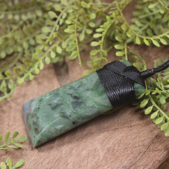 Hapopo Pounamu Toki - NZ Greenstone