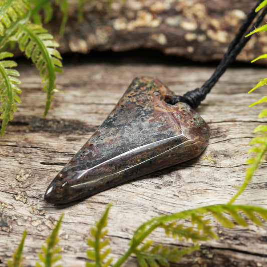 Agate Small Freeform Niho Taniwha Tooth Pendant (BN480)