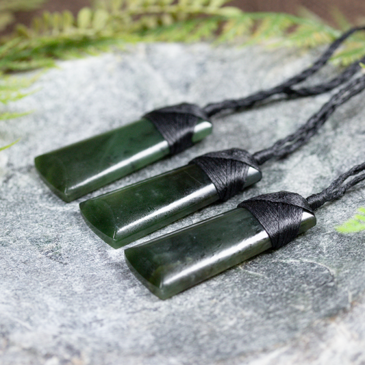 NZ Greenstone XSmall Toki Pendant Kawakawa Pounamu