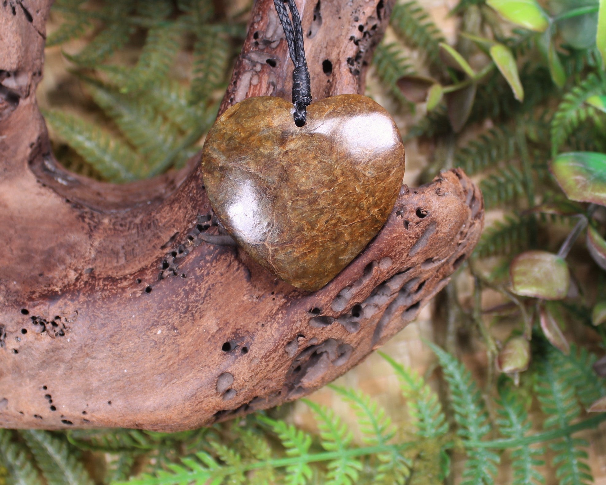 Rimu Pounamu Heart Pendant - NZ Greenstone