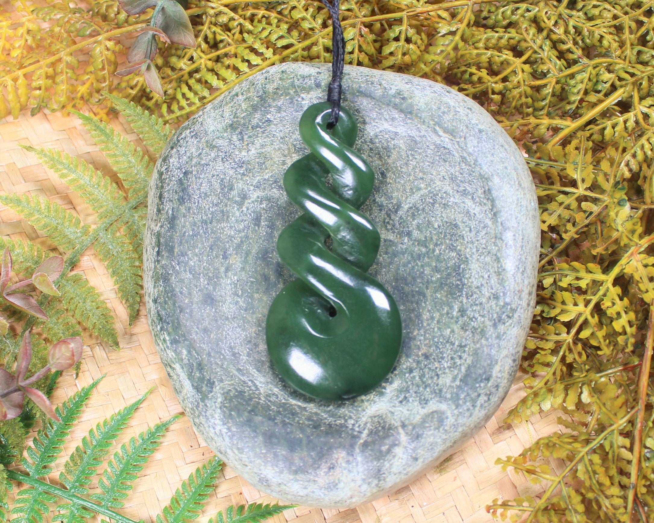 Twist or Pikorua carved from Hapopo Pounamu - NZ Greenstone