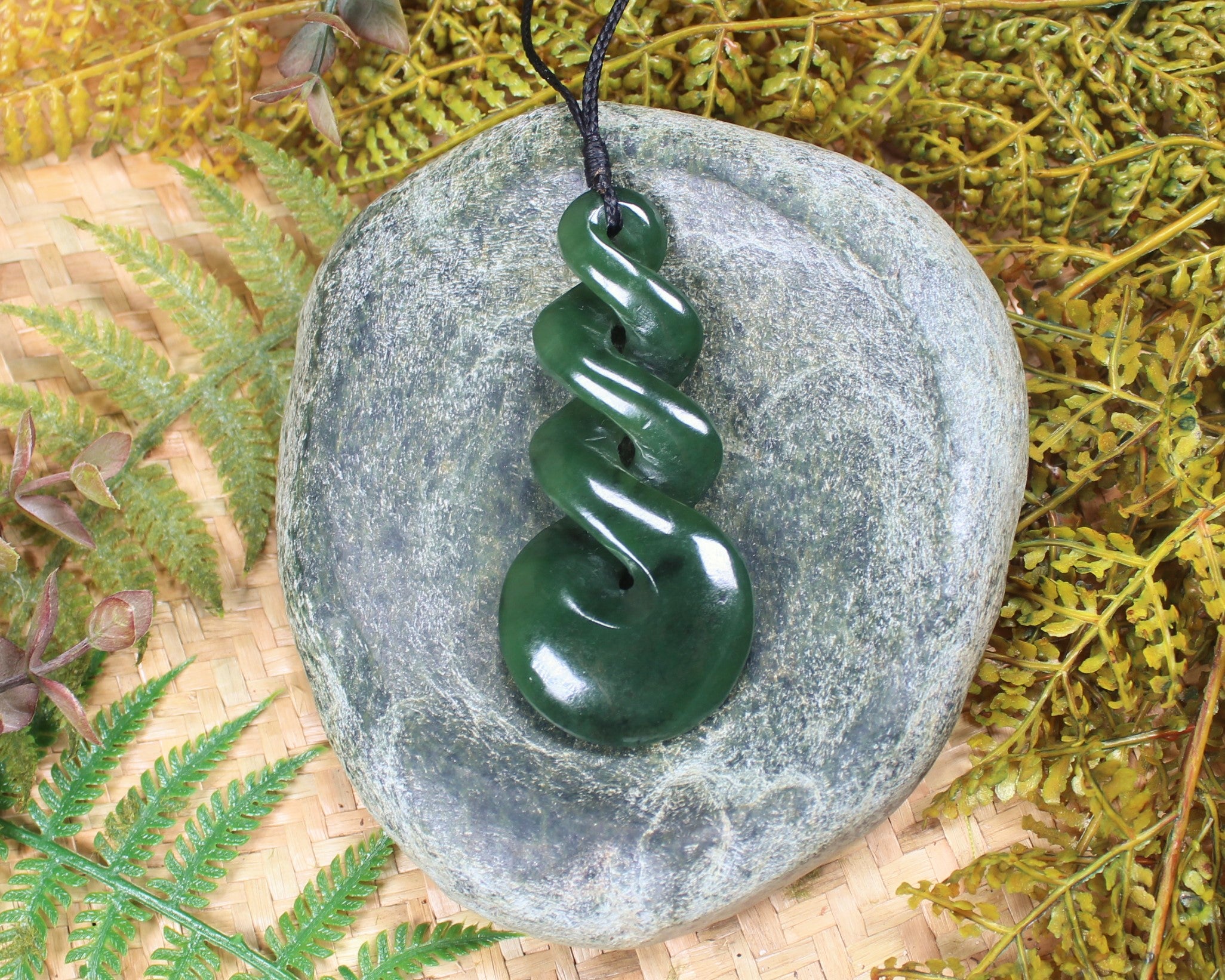 Twist or Pikorua carved from Hapopo Pounamu - NZ Greenstone