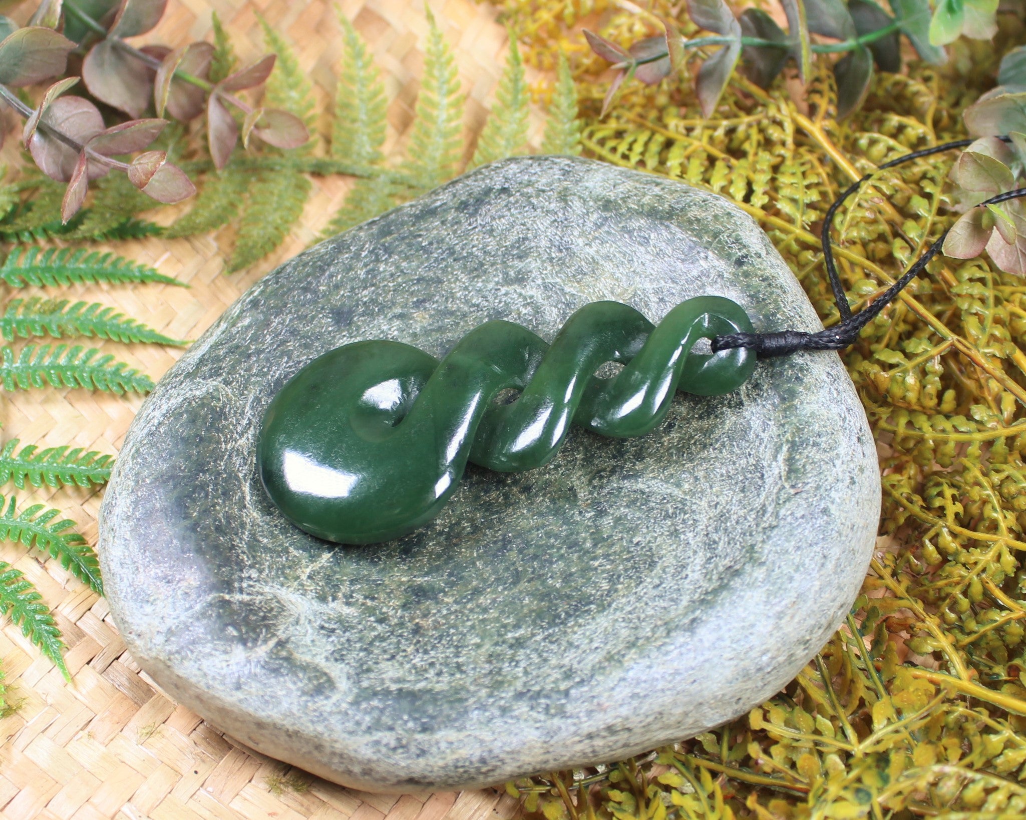 Twist or Pikorua carved from Hapopo Pounamu - NZ Greenstone