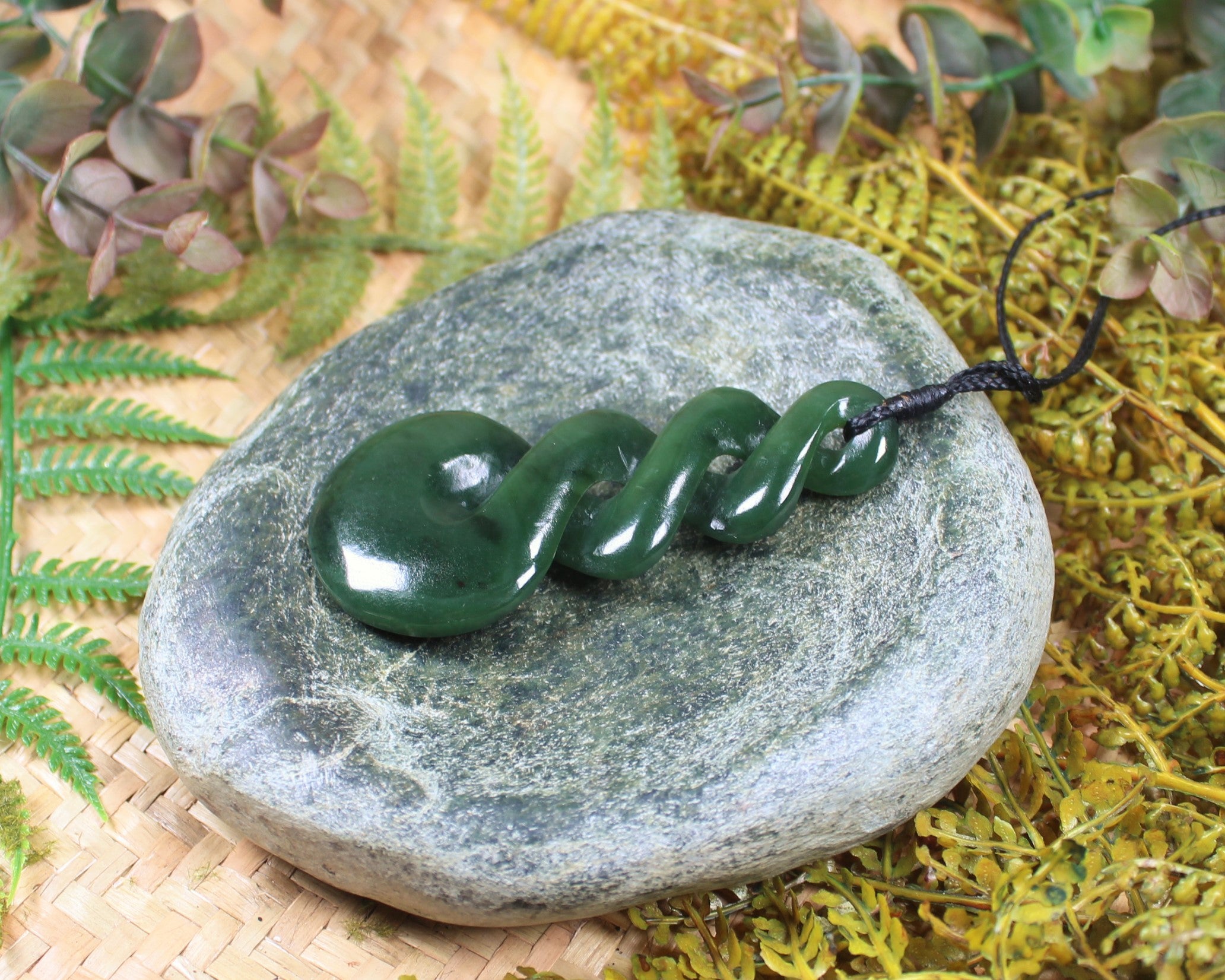 Twist or Pikorua carved from Hapopo Pounamu - NZ Greenstone