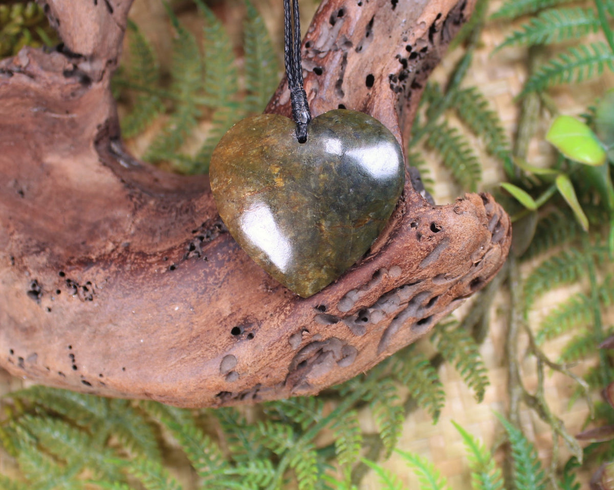 Rimu Pounamu Heart Pendant - NZ Greenstone