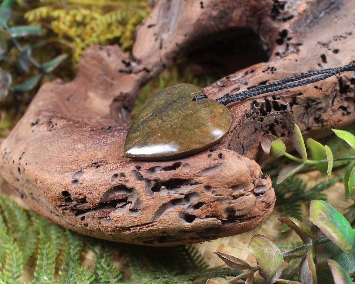 Rimu Pounamu Heart Pendant - NZ Greenstone